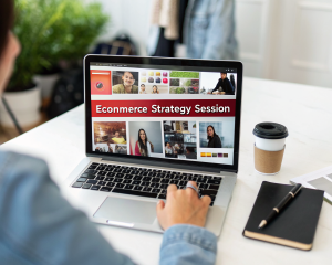 Portátil sobre escritorio limpio mostrando una tienda digital con imágenes de productos, descripciones detalladas y un botón de llamada a la acción resaltado, destacando la interfaz optimizada en un entorno de estrategia de comercio electrónico.