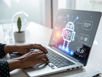 Implementa chatbots de inteligencia artificial para mejorar la experiencia del usuario: mejores prácticas para la integración de asistentes virtuales IA y optimización UX en sitios web interactivos Primer plano de una pantalla de computadora moderna mostrando una interfaz de chatbot futurista iluminada con colores vivos y burbujas de conversación minimalistas; en el fondo un escritorio ordenado y manos genéricas cerca del teclado, simbolizando la interacción humano-IA.