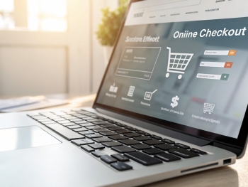 Cómo optimizar tu tienda WooCommerce para aumentar conversiones y mejorar la experiencia del usuario en 2026 Portátil elegante sobre un escritorio ordenado mostrando la página de pago de una tienda online con opciones de pago destacadas y una interfaz digital clara y fácil de usar. El enfoque está en la pantalla y teclado detallados, con fondo desenfocado e iluminación suave. Una flecha luminosa apunta hacia arriba, simbolizando mayores conversiones.