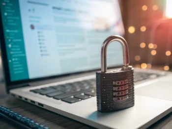 Primer plano de un candado metálico junto a una interfaz digital luminosa, fusionando protección física y digital sobre un fondo borroso que simula una página de inicio de sesión, evocando seguridad y confianza en entorno digital.