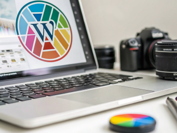 Icono ampliado de archivo WebP, con bordes definidos y píxeles visibles, centrado en un fondo digital colorido y moderno, con el logo de WordPress sutilmente desenfocado en el fondo.