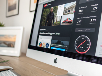 Interfaz digital de un plugin para comprimir imágenes mostrada en un monitor de ordenador. Destacan los controles para tamaño y formato de imagen, con un interruptor de conversión a WebP y ajustes de compresión. Un icono de velocímetro simboliza mayor velocidad web. Al fondo, levemente desenfocadas, se ven imágenes de productos de ecommerce. El diseño es moderno, eficiente y fácil de usar, con colores vivos y fondo minimalista.