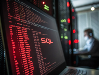 Pantalla de computadora en primer plano con código SQL resaltado en rojo. Fondo borroso de un cuarto de servidores oscuros y modernos. Un pequeño candado roto se muestra en la esquina de la pantalla, simbolizando una vulnerabilidad de seguridad.