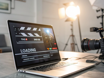 Optimizar la velocidad de carga de tu tienda online: Claves para mejorar el rendimiento, reducir el tiempo de carga ecommerce y aumentar conversiones Laptop elegante sobre un escritorio minimalista mostrando una interfaz de ecommerce cargando instantáneamente con elementos visuales de velocidad como barras de progreso y desenfoque de movimiento. Fondo desenfocado, luz suave, detalles nítidos en la pantalla y una flecha ascendente como símbolo de crecimiento en conversiones.